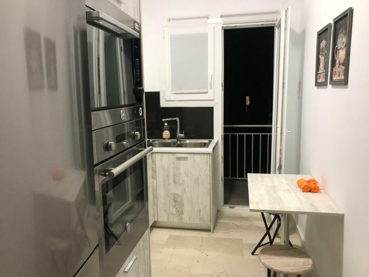 Renovated Minimal Apartment Next To Metro Athen Exterior foto
